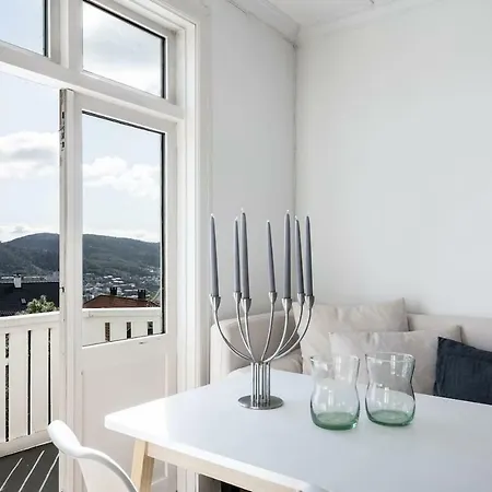 Posh Area, Amazing Panorama View + Balcony,parking 3br 아파트 베르겐